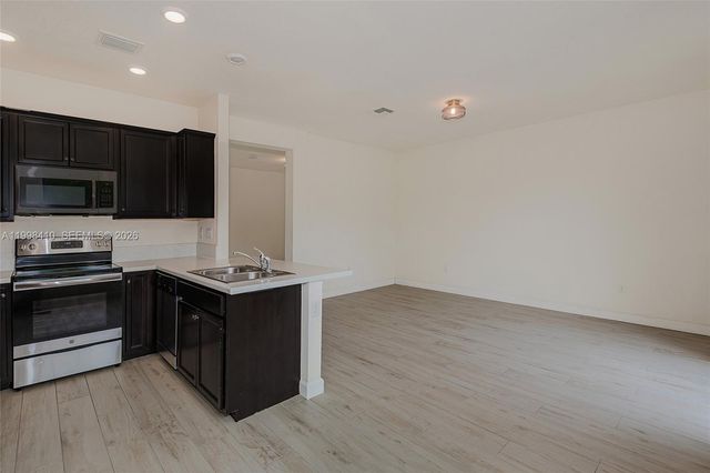 8903 NW 184th Ter, Miami Lakes, FL 33018