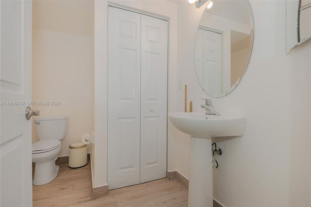 8903 NW 184th Ter, Miami Lakes, FL 33018