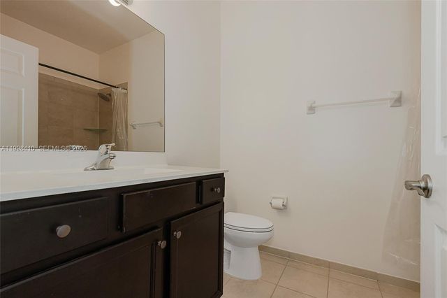 8903 NW 184th Ter, Miami Lakes, FL 33018