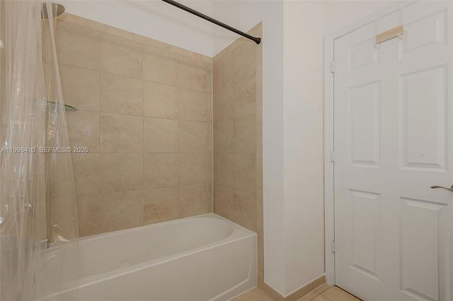 8903 NW 184th Ter, Miami Lakes, FL 33018