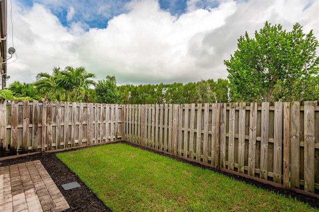 8903 NW 184th Ter, Miami Lakes, FL 33018