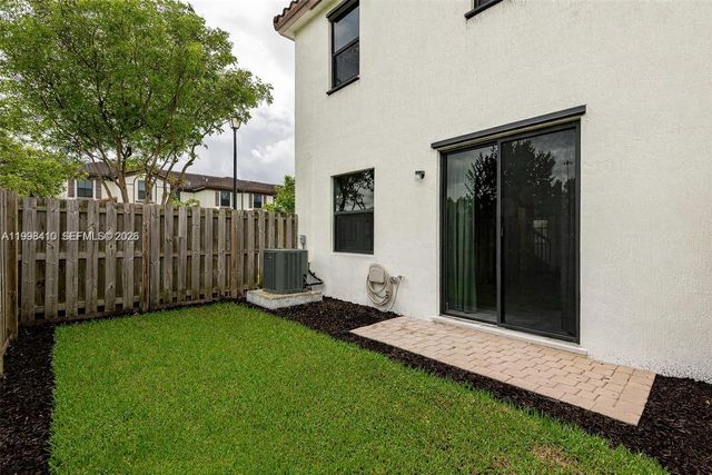 8903 NW 184th Ter, Miami Lakes, FL 33018