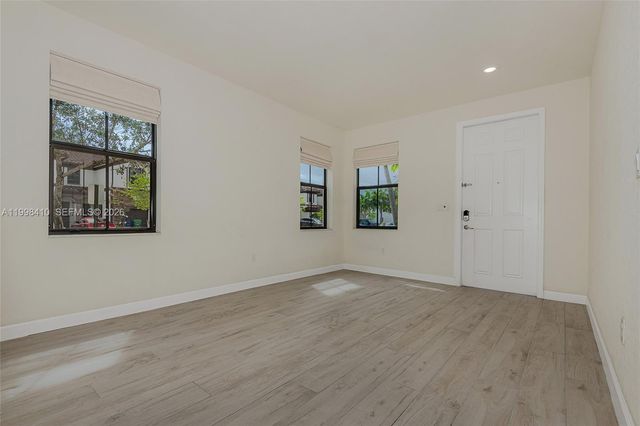 8903 NW 184th Ter, Miami Lakes, FL 33018