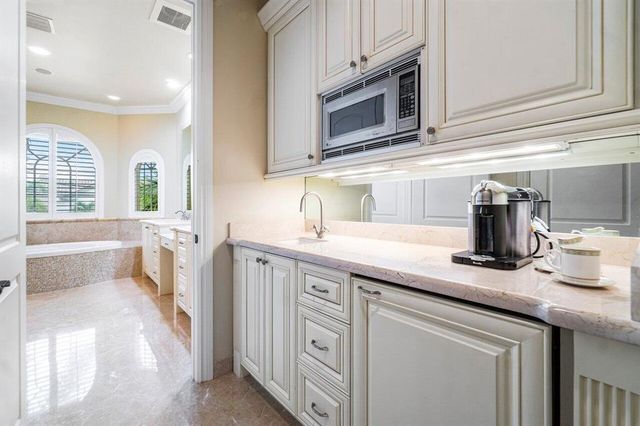 2221 NE 48th Court, Lighthouse Point, FL 33064