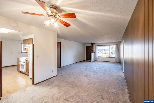 309 S Columbia Dr, Woodburn, OR 97071