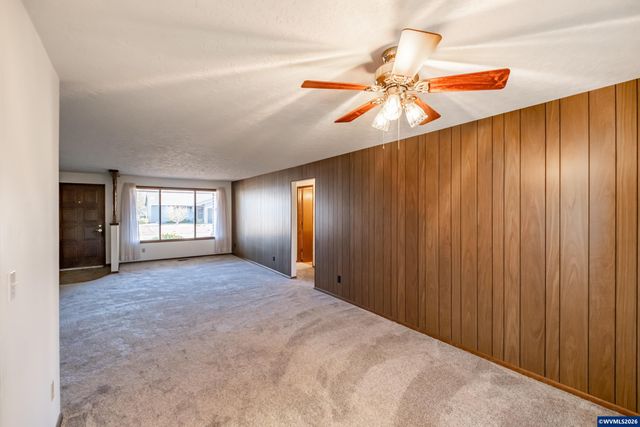 309 S Columbia Dr, Woodburn, OR 97071