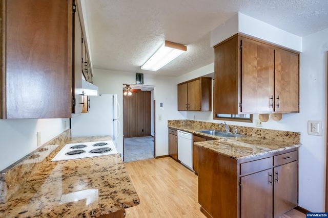 309 S Columbia Dr, Woodburn, OR 97071