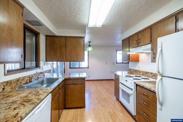 309 S Columbia Dr, Woodburn, OR 97071