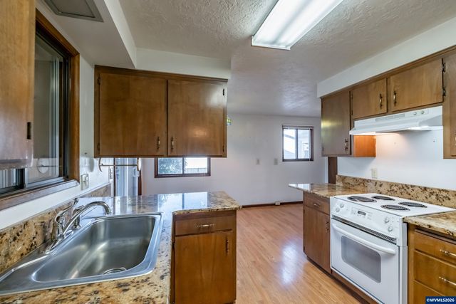 309 S Columbia Dr, Woodburn, OR 97071