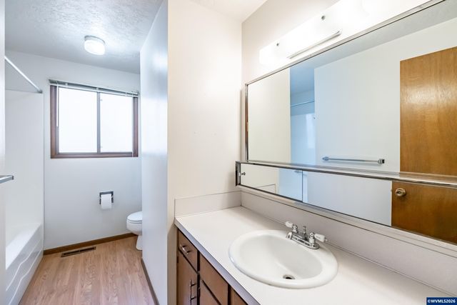 309 S Columbia Dr, Woodburn, OR 97071