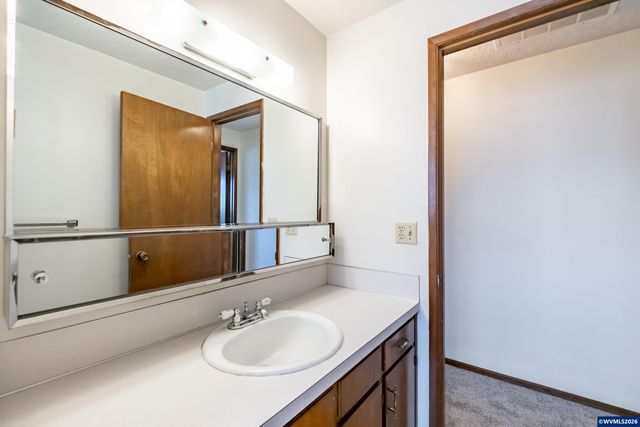 309 S Columbia Dr, Woodburn, OR 97071