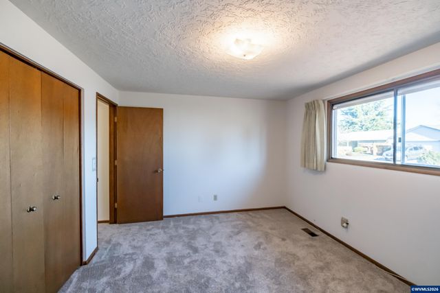 309 S Columbia Dr, Woodburn, OR 97071