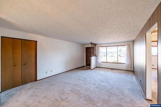 309 S Columbia Dr, Woodburn, OR 97071