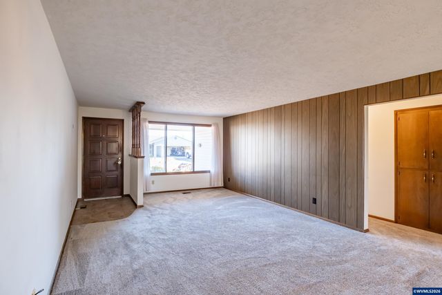 309 S Columbia Dr, Woodburn, OR 97071