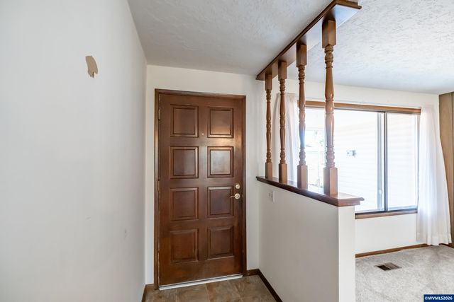 309 S Columbia Dr, Woodburn, OR 97071