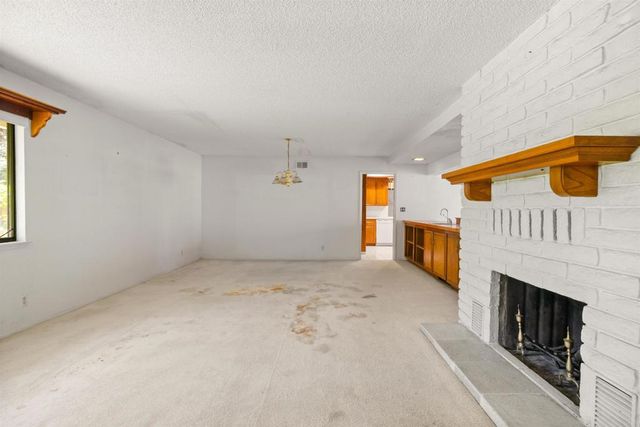 1060 Evergreen Lane, Vista, CA 92084