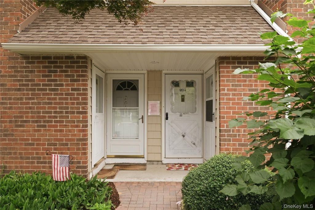 207 Lake Pointe Circle 207, Middle Island, NY 11953 — exterior