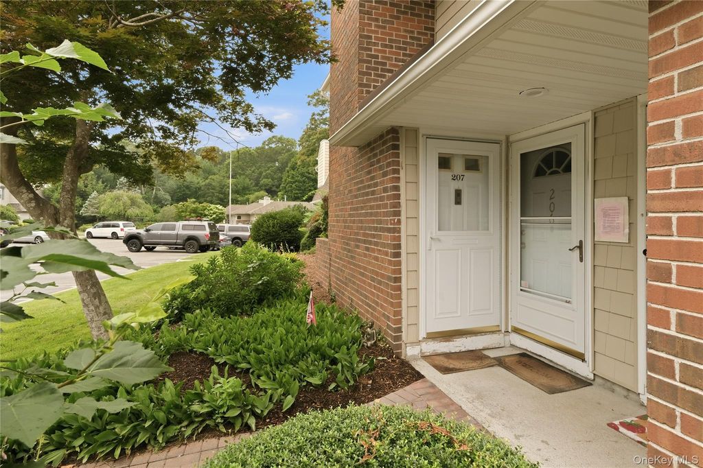 207 Lake Pointe Circle 207, Middle Island, NY 11953 — photo 2