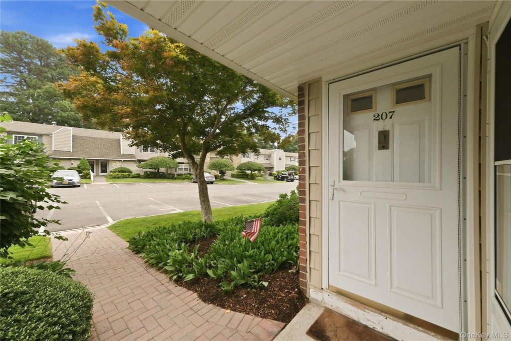 207 Lake Pointe Circle 207, Middle Island, NY 11953 — photo 3