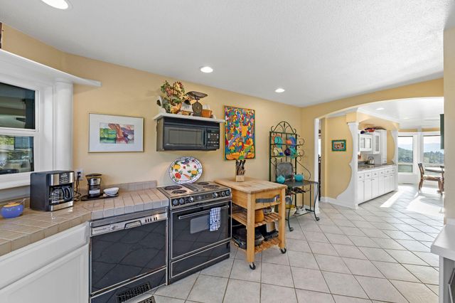 5495 Hillcrest Road, Medford, OR 97504