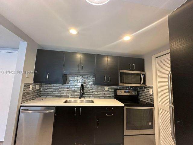 200 Lakeview Dr 111, Weston, FL 33326