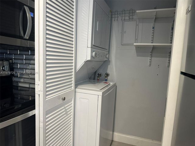 200 Lakeview Dr 111, Weston, FL 33326