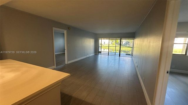 200 Lakeview Dr 111, Weston, FL 33326