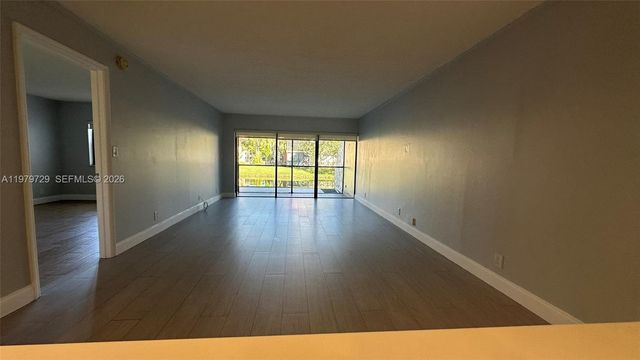 200 Lakeview Dr 111, Weston, FL 33326