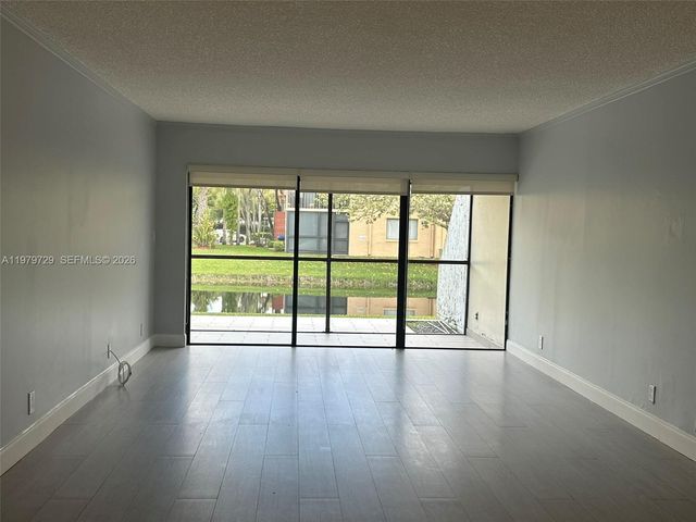 200 Lakeview Dr 111, Weston, FL 33326