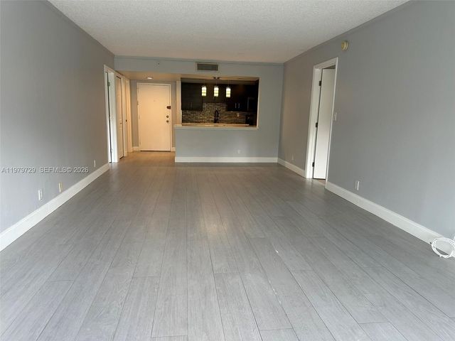 200 Lakeview Dr 111, Weston, FL 33326