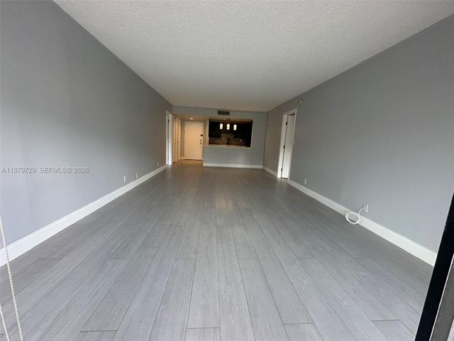 200 Lakeview Dr 111, Weston, FL 33326