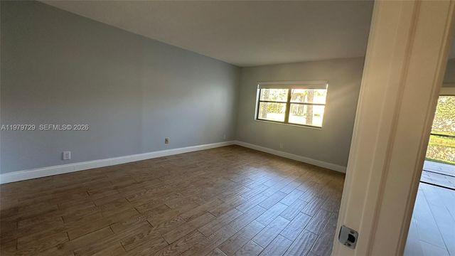 200 Lakeview Dr 111, Weston, FL 33326