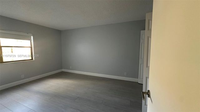 200 Lakeview Dr 111, Weston, FL 33326