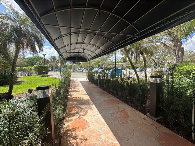 200 Lakeview Dr 111, Weston, FL 33326