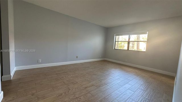 200 Lakeview Dr 111, Weston, FL 33326