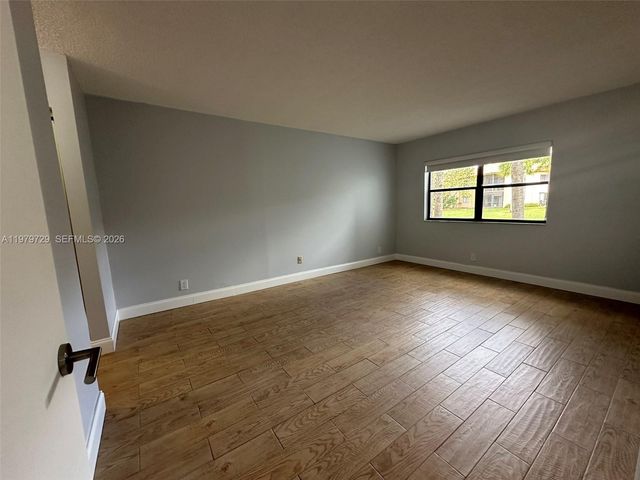 200 Lakeview Dr 111, Weston, FL 33326