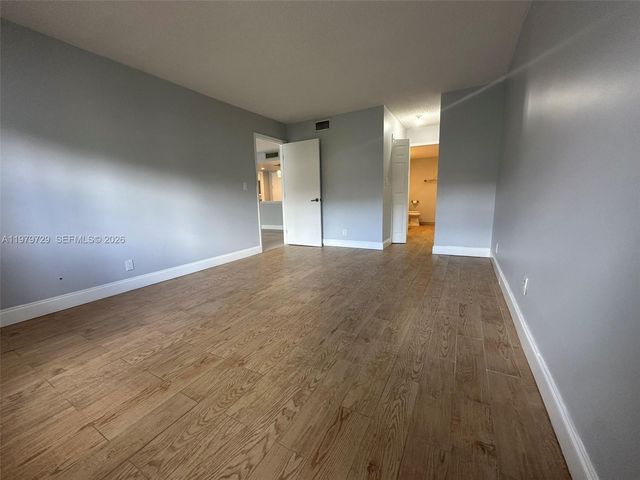 200 Lakeview Dr 111, Weston, FL 33326