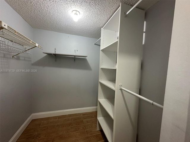 200 Lakeview Dr 111, Weston, FL 33326