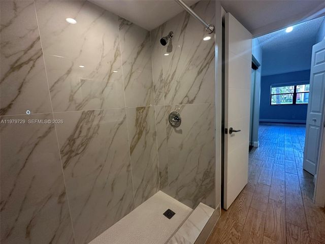 200 Lakeview Dr 111, Weston, FL 33326