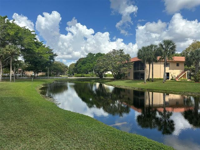 200 Lakeview Dr 111, Weston, FL 33326