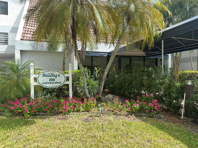 200 Lakeview Dr 111, Weston, FL 33326