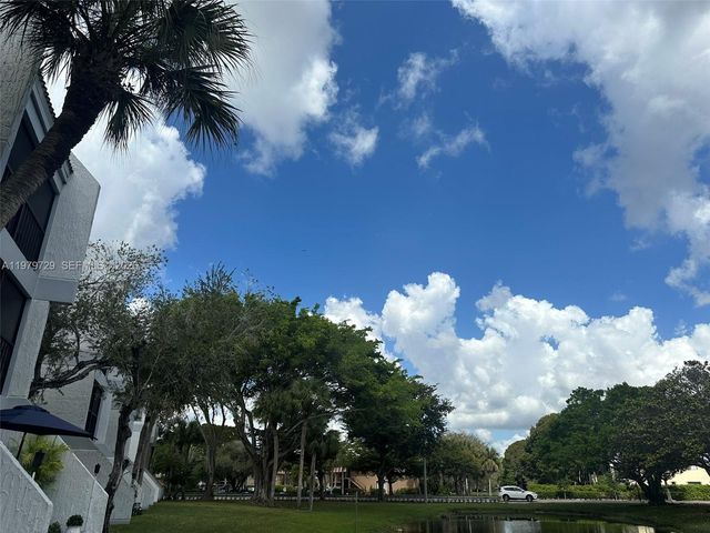 200 Lakeview Dr 111, Weston, FL 33326