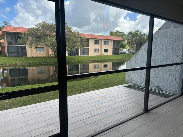 200 Lakeview Dr 111, Weston, FL 33326