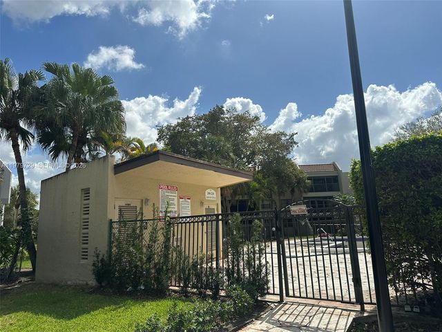 200 Lakeview Dr 111, Weston, FL 33326