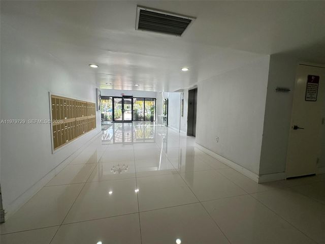 200 Lakeview Dr 111, Weston, FL 33326