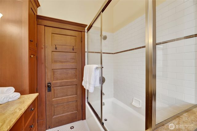 4223 Interlake Avenue N, Seattle, WA 98103