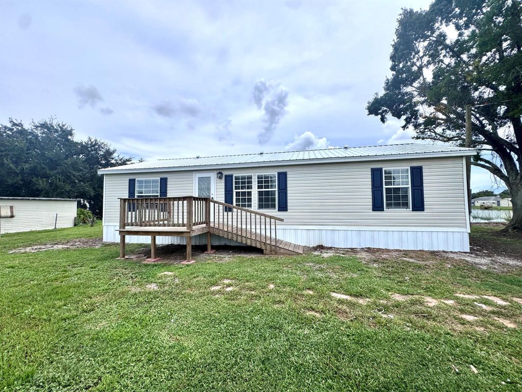 1067 Palm Court, Okeechobee, FL 34974