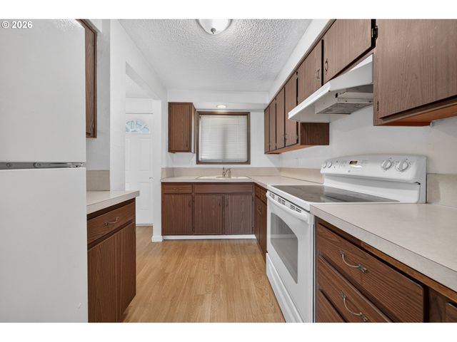 30 T St, Springfield, OR 97477