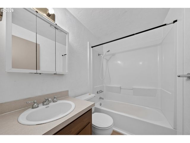 30 T St, Springfield, OR 97477