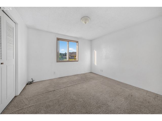 30 T St, Springfield, OR 97477